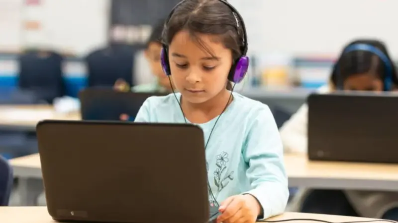 Estudiantes utilizando tabletas en clase