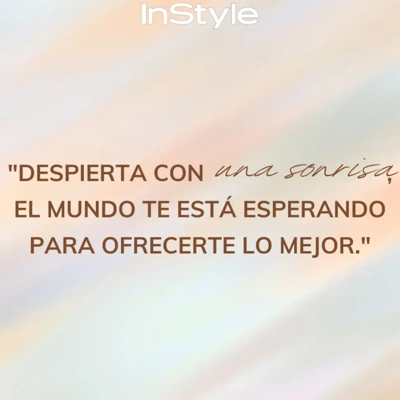 Hombre sonriendo en cama después de despertar solo