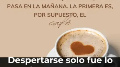 Hombre sonriendo en cama después de despertar solo