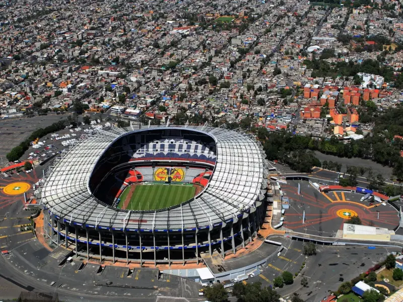 Estadio de fútbol en México con arquitectura moderna