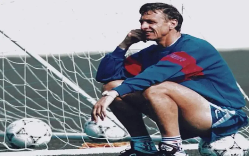 Johan Cruyff en acción en el campo de fútbol