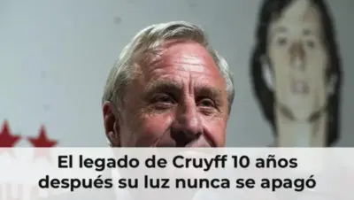 Johan Cruyff en acción en el campo de fútbol