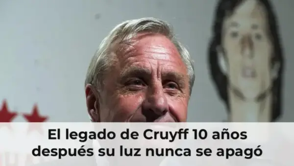 Johan Cruyff en acción en el campo de fútbol