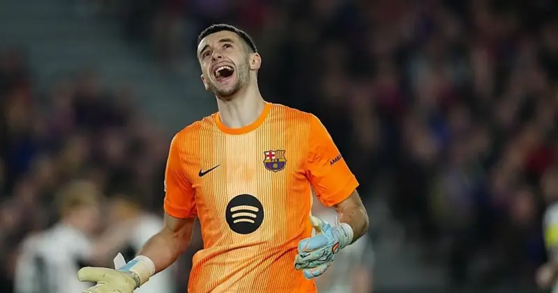 Luis de la Fuente con 4 porteros en laboratorio