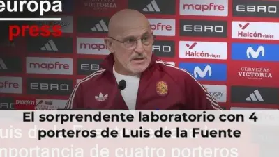 Luis de la Fuente con 4 porteros en laboratorio