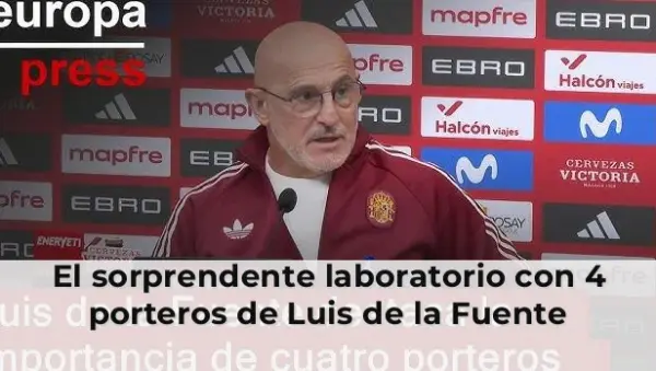 Luis de la Fuente con 4 porteros en laboratorio