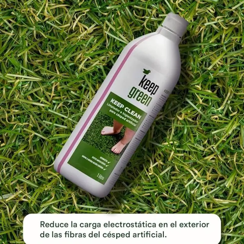 Césped artificial limpio con limpiador revolucionario