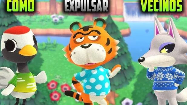 Persona sonriendo con dinero en mano