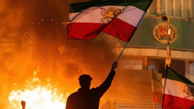 Protestas en Irán con fuego y manifestantes