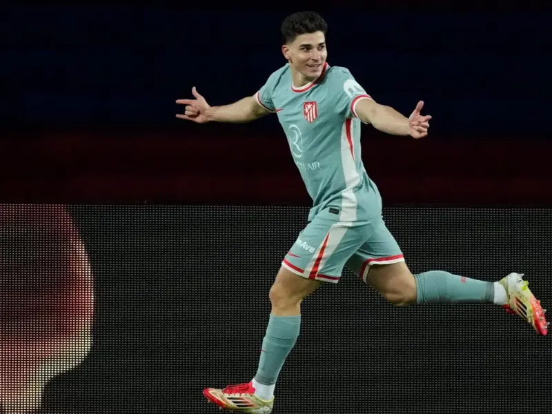 Julián Álvarez en acción durante un partido