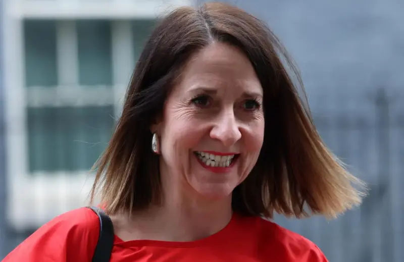 Ministra de Economía de UK y bandera de la UE