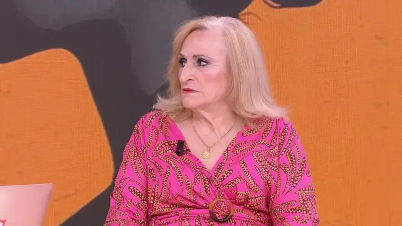 Mujer sonriendo con dinero en mano