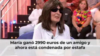 Mujer sonriendo con dinero en mano