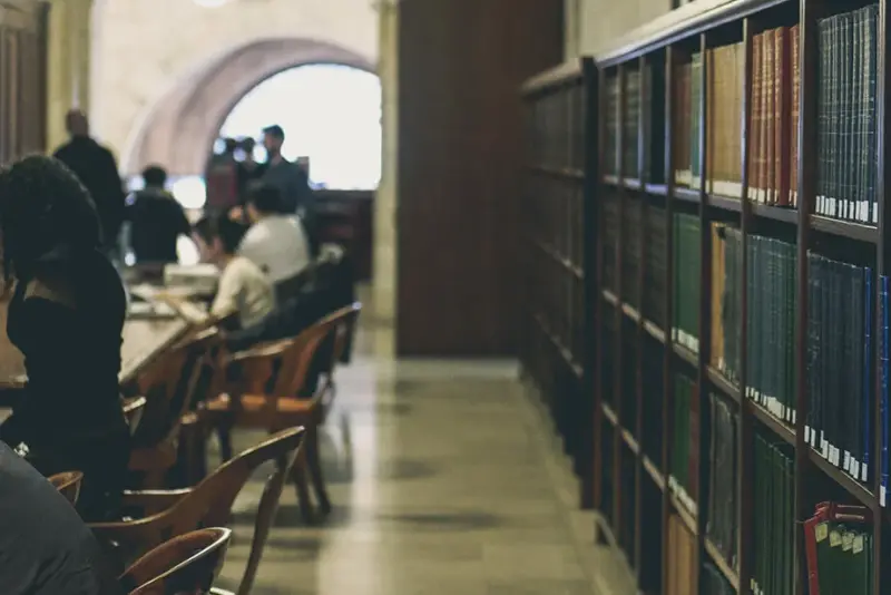 Universidad estudiante estudiando para exámenes