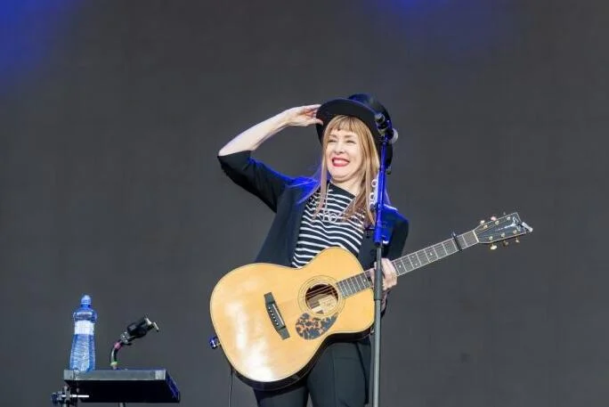 Suzanne Vega con chaleco antibalas en Glastonbury