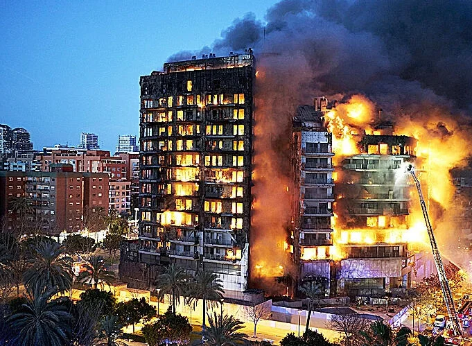 Incendios en Valencia durante protestas contra Mazón