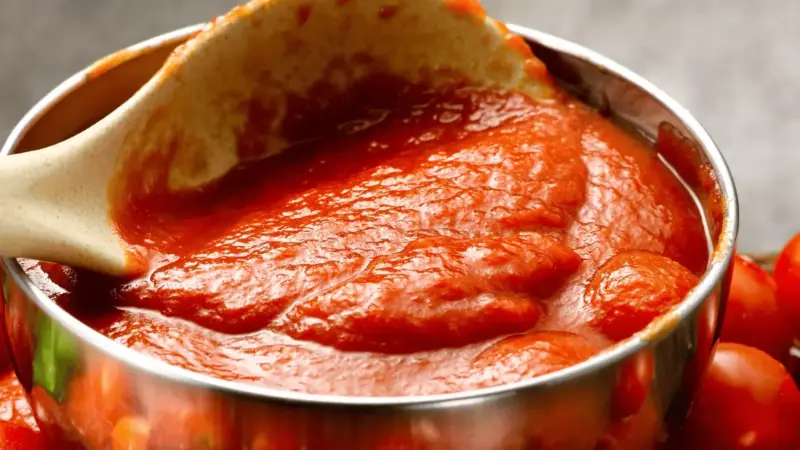 ¿Hay que poner azúcar a la salsa de tomate? Un truco para quitarle acidez